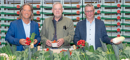 Aufsichtsratsvorsitze Christian Deyerling (links), Pfalzmarkt-Vorstände Hans-Jörg Friedrich (mitte), Reinhard Oerther