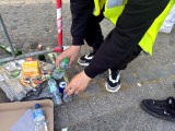 Ein Mitarbeiter kontrolliert mitgebrachte Getränke und setzt das Glasverbot am Zugang zu den Aaseewiesen durch.